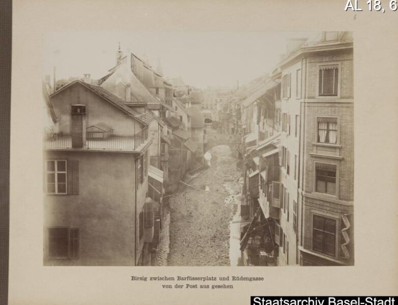 Birsig zwischen Barfüsserplatz und Rüdengasse von der Post aus gesehen (03.1886)