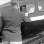 Charles Koepke begrüsst Passagier Bundesrat Jean-Marie Musy (1876-1952) in Lockheed am 19. Mai 1932