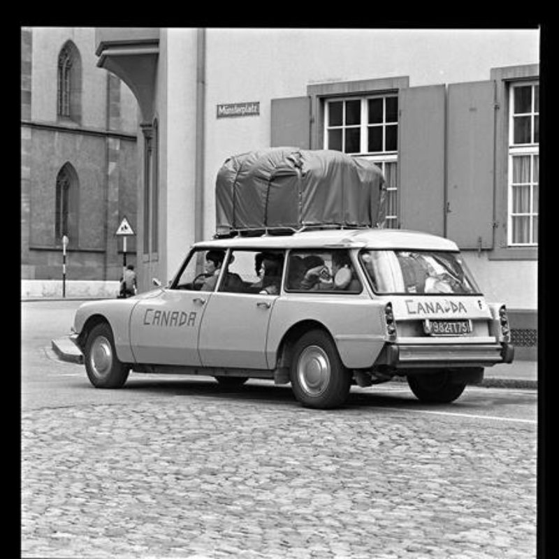 Touristen auf dem Münsterplatz, 17. Juli 1968. Staatsarchiv Basel-Stadt, BSL 1013 1-3779 1