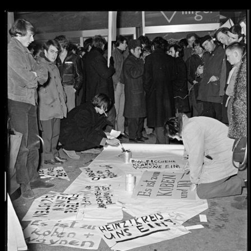 Demonstration vor Kino Alhambra, 9. Dezember 1968. Staatsarchiv Basel-Stadt, BSL 1013 1-3974 1